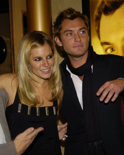 BRØT FORLOVELSEN: Etter at det ble kjent at Jude Law hadde vært utro mot Sienna Miller valgte hun å bryte forlovelsen med skuespilleren. Her avbildet i 2004. Foto: NTB Scanpix BRØT FORLOVELSEN: Etter at det ble kjent at Jude Law hadde vært utro mot Sienna Miller valgte hun å bryte forlovelsen med skuespilleren. Her avbildet i 2004. Foto: NTB Scanpix